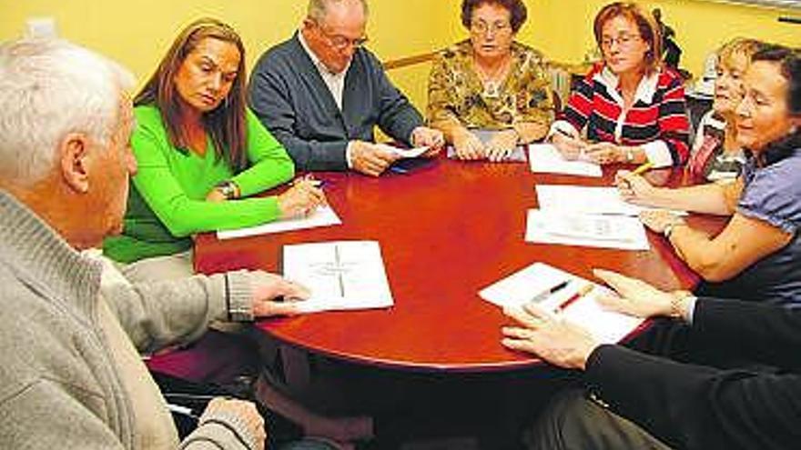 Emilio Parajón, a la izquierda, en una reunión vecinal de La Arena.