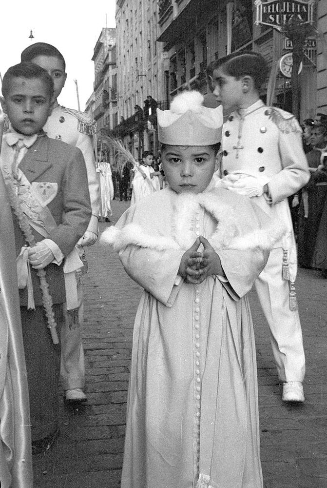 Unos pequeños cordobeses acompañan a la procesión de la Entrada Triunfal