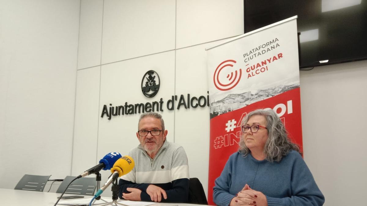 El portavoz de Guanyar, Sergi Rodríguez, y su edil Mari Carmen Paredes