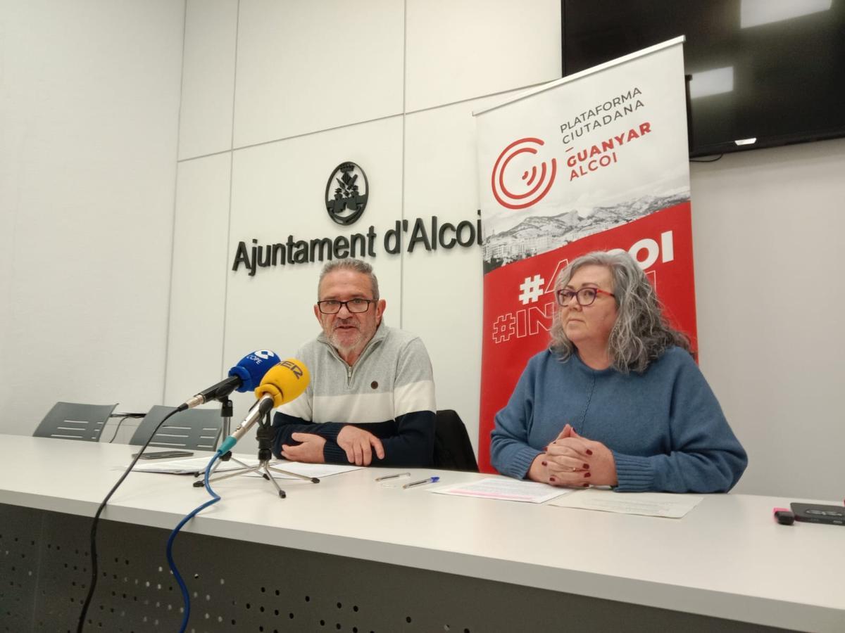 El portavoz de Guanyar, Sergi Rodríguez, y su edil Mari Carmen Paredes, en la rueda de prensa de este martes sobre los presupuestos