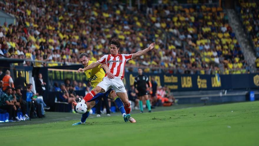 Pablo García desata la locura del Sporting: trabajado triunfo en Cádiz (0-1) con premio final
