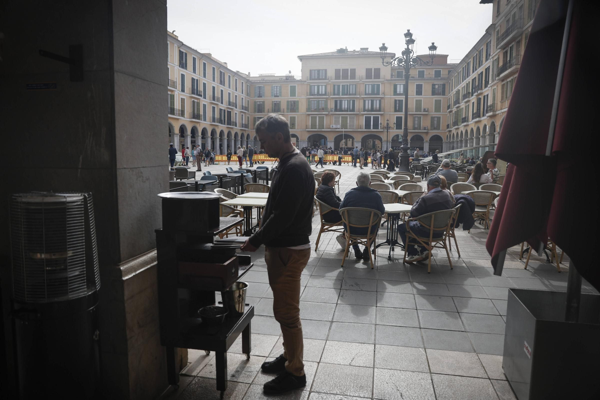Vecinos y comerciantes ven con recelo la reforma de la plaza Major