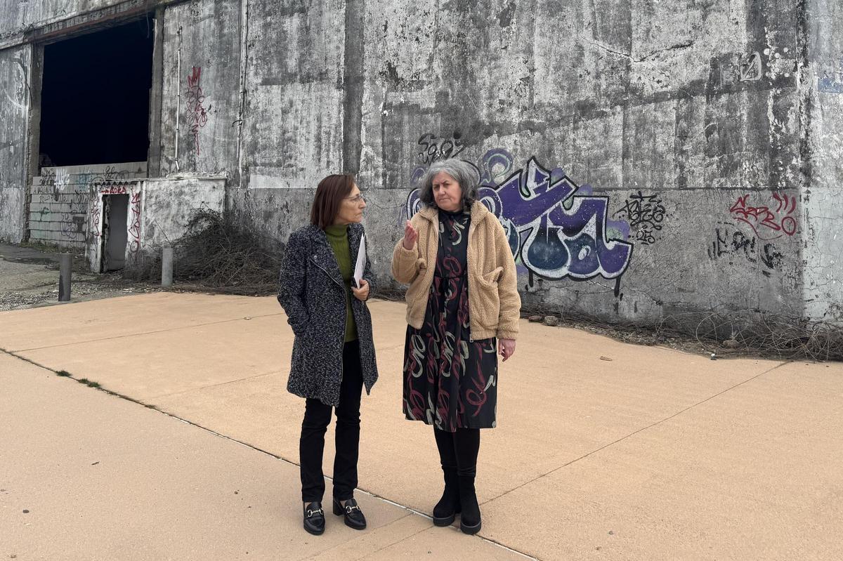 Rosana Pérez, esquerda, e Amparo Cerecedo na zona da Ribeiriña.