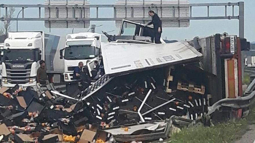 Un accident de trànsit talla l&#039;AP-7 en direcció sud a Aiguaviva