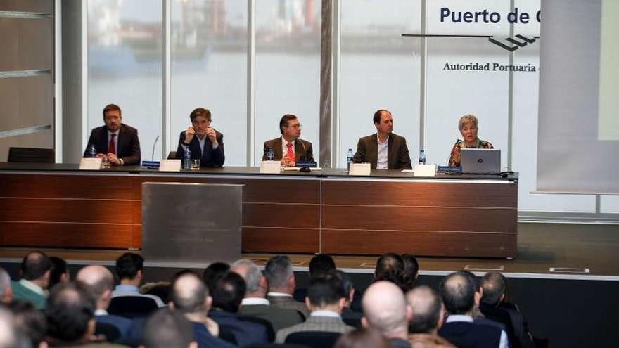 Por la izquierda, David Viña, responsable de logística de Hiasa; Roberto Rodríguez, director de logística de Capsa; Laureano Lourido, presidente de El Musel; Miguel Ruiz, director de APM Terminals Gijón, y Ana María Lolo, administradora de la Aduana de Gijón, durante la jornada sobre importación y exportación en contenedor.