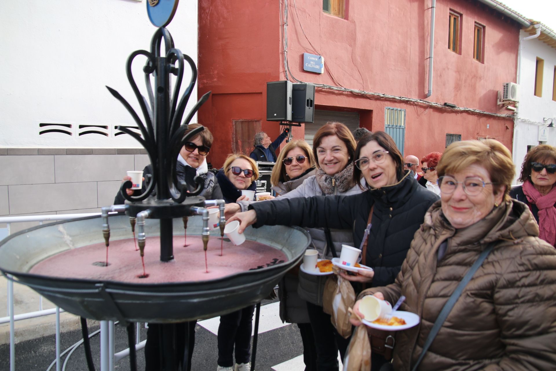 La tradicional Font del Vi de Burriana reúne una multitudinaria participación