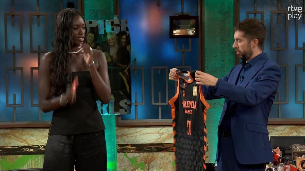 Awa Fam viste de Valencia Basket a David Broncano en el programa de 'La revuelta'