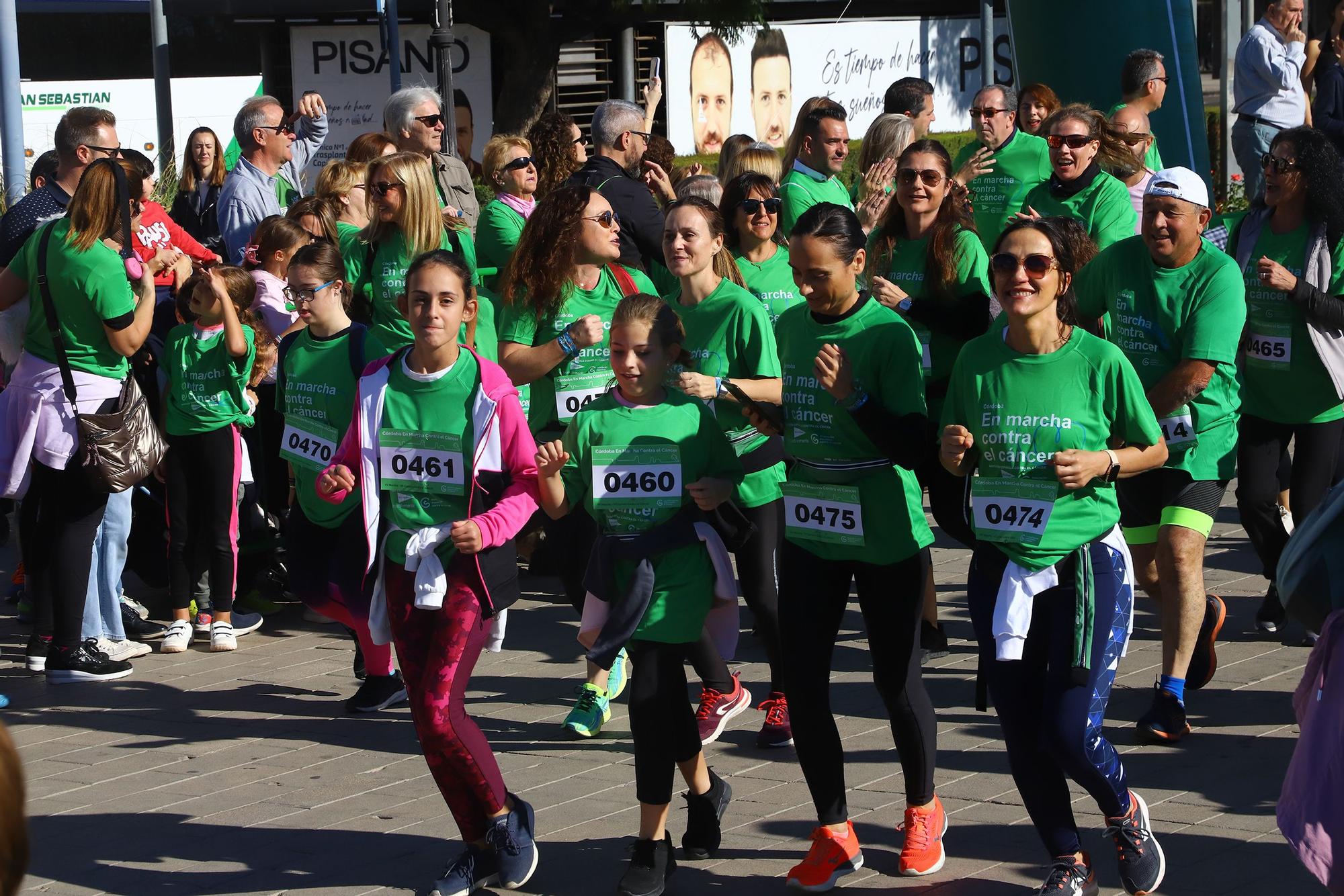 La Asociación Española contra el Cáncer convierte el Vial en una gran marea verde