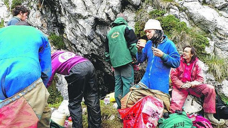 Efectivos de la Guardia Civil de montaña y los geólogos británicos, tras el rescate.