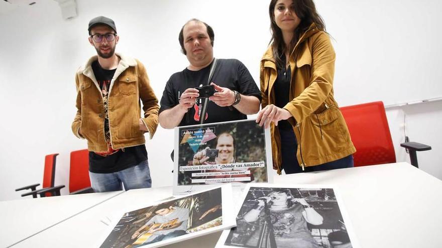 Joaquín Martínez (&quot;July&quot;), Amador Neira y Raquel Ruiz posan con fotos de la muestra en la Factoría Cultural.