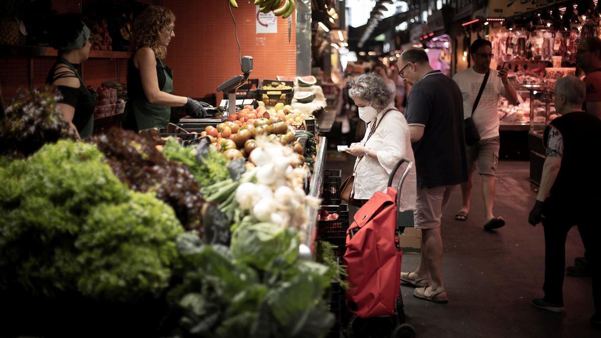 Barcelona 8/6/2022 Tema del día sobre el efecto del alza de los precios en la vida cotidiana. En la foto paradas en la Boquería Fotografía de Ferran Nadeu