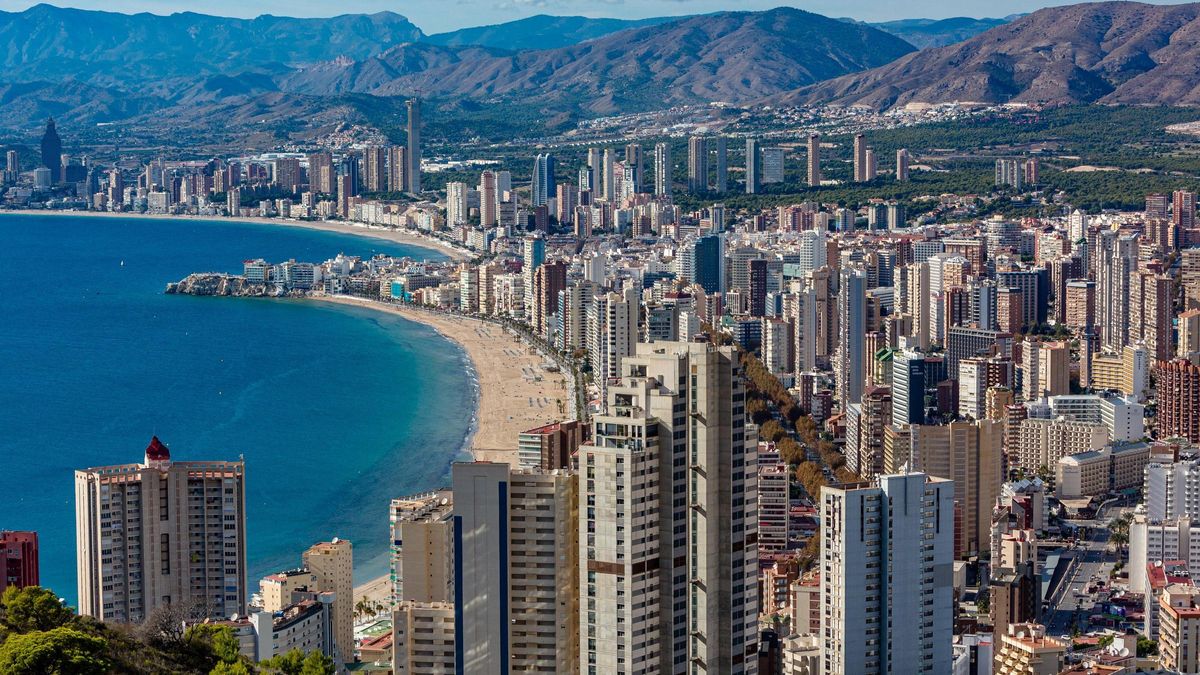 Viviendas en primera línea de la playa de Benidorm.