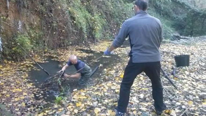 Pescan un carro de compra en  el Barranquet