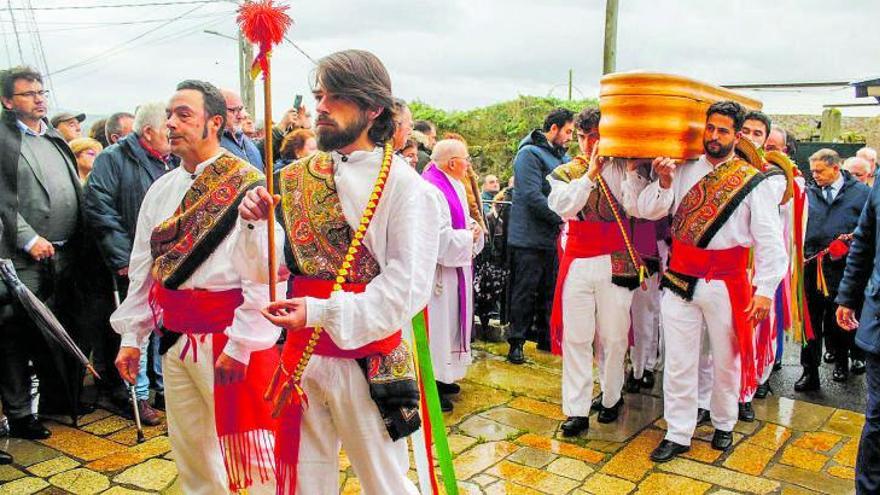 Los Danzantes de Cobas portaron a hombros el féretro de su antiguo director y compañero.   | // IÑAKI ABELLA