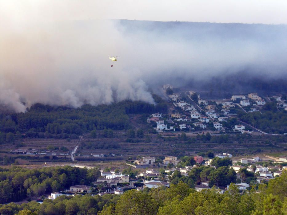 El fuego amenaza la cala de la Granadella