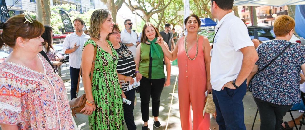 Seguí, Balaguer y Domínguez conversan con uno de los comerciales que participan en la feria. | LEVANTE-EMV