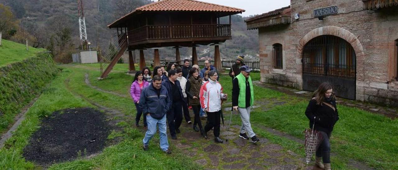 Un grupo de vecinos de Loredo y La Pereda, junto a la senda peatonal.