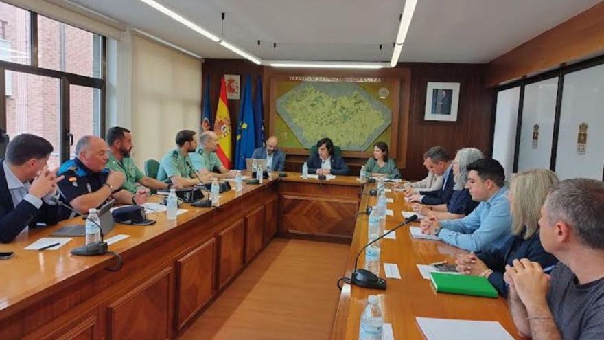 La reunión, presidida por Gerardo Sanz y Adriana Lastra. | R. C. V.