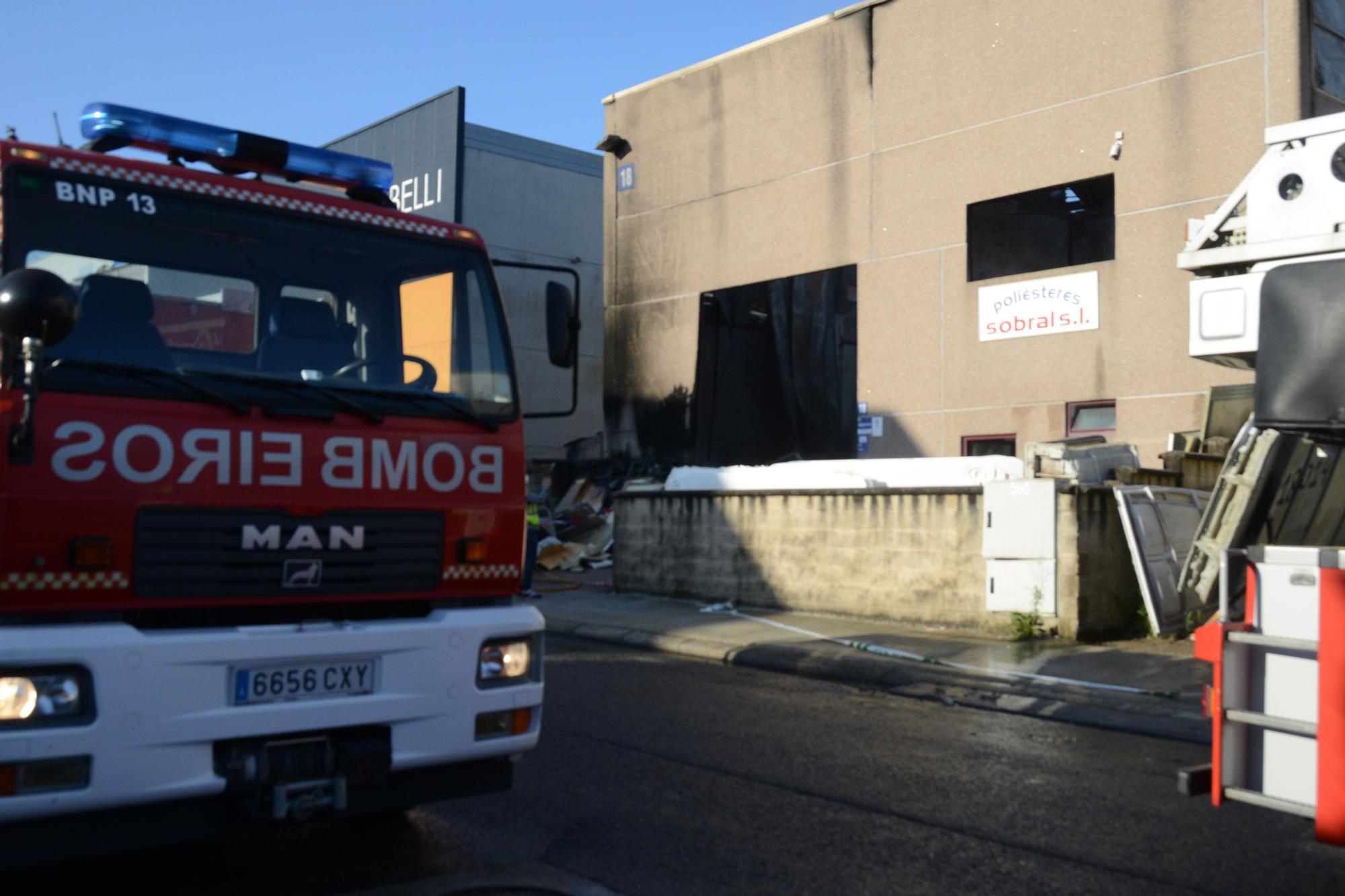 El incendio en una fábrica del polígono de Castiñeiras, en Bueu (I)