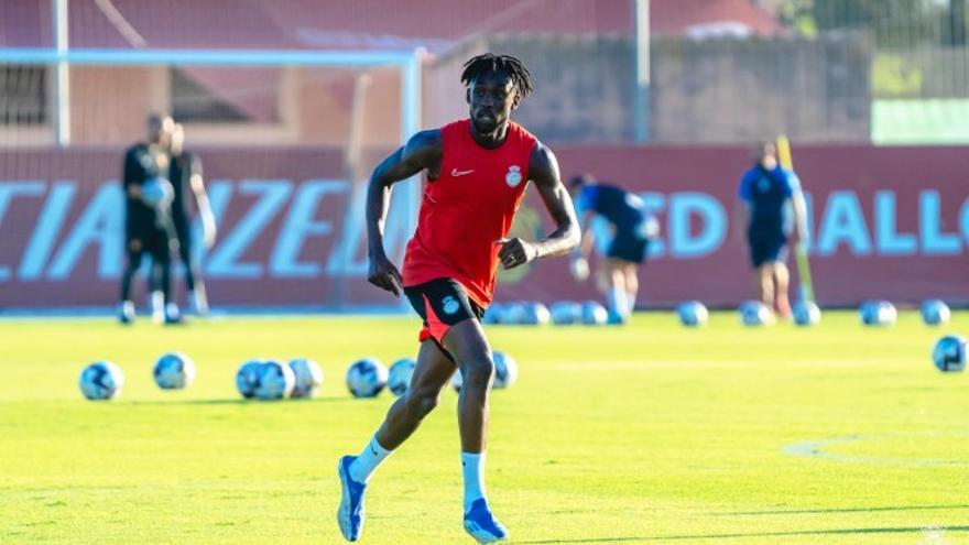 Tino Kadewere durante un entrenamiento en Son Bibiloni.