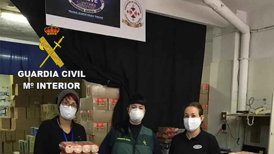 La Guardia Civil reparte lotes de alimentos entre las comunidades de migrantes de Alicante