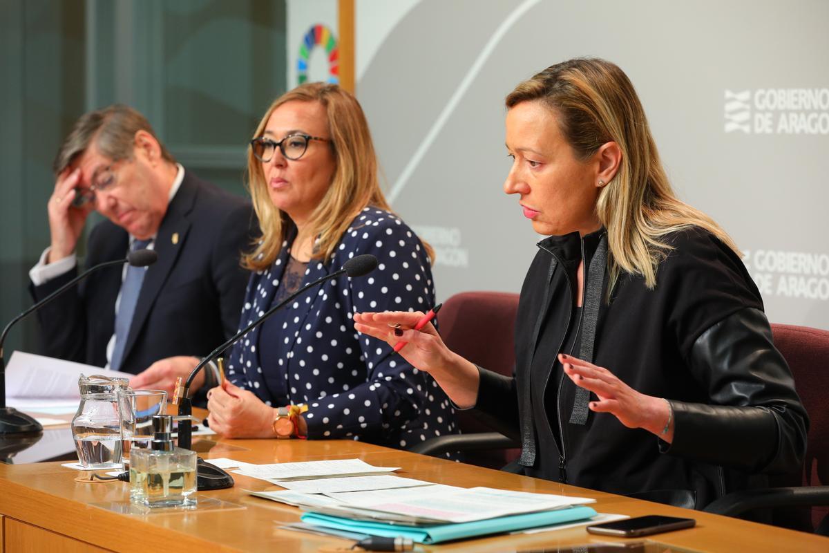 Marta Gastón, en primer plano, junto a Mayte Pérez y Arturo Aliaga tras el Consejo de Gobierno.