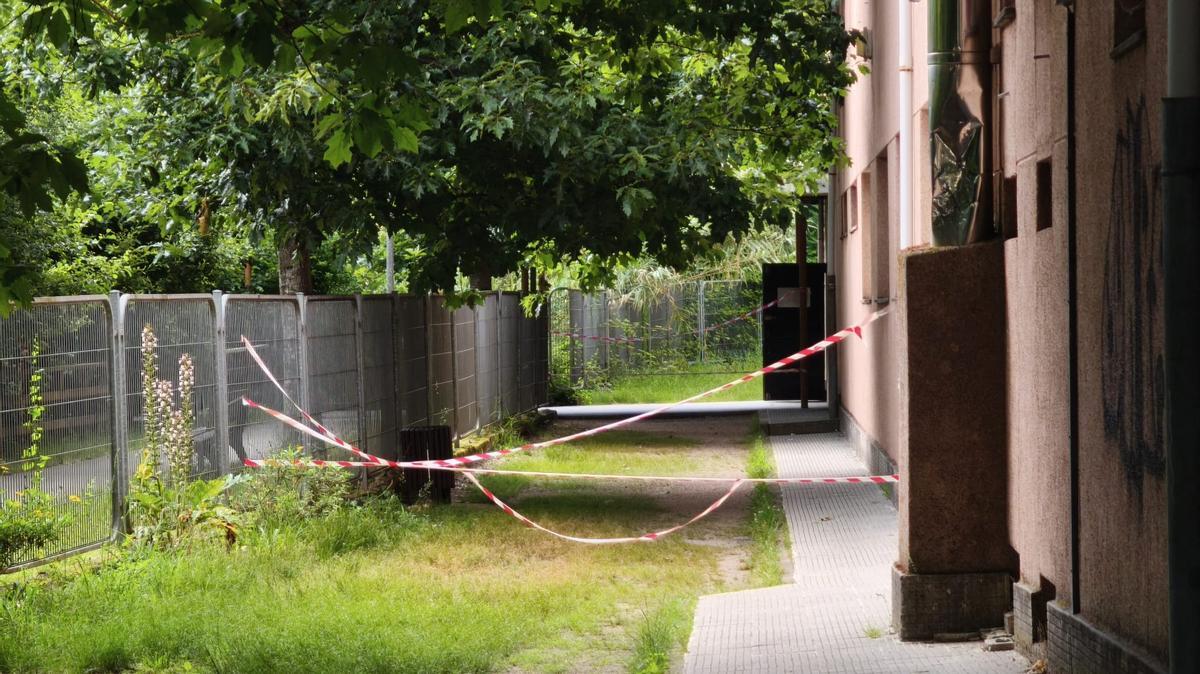 El pasillo del patio que sigue acordonado.