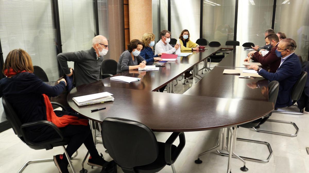 Un momento de la reunión de esta mañana de representantes del Consell y del mundo del deporte