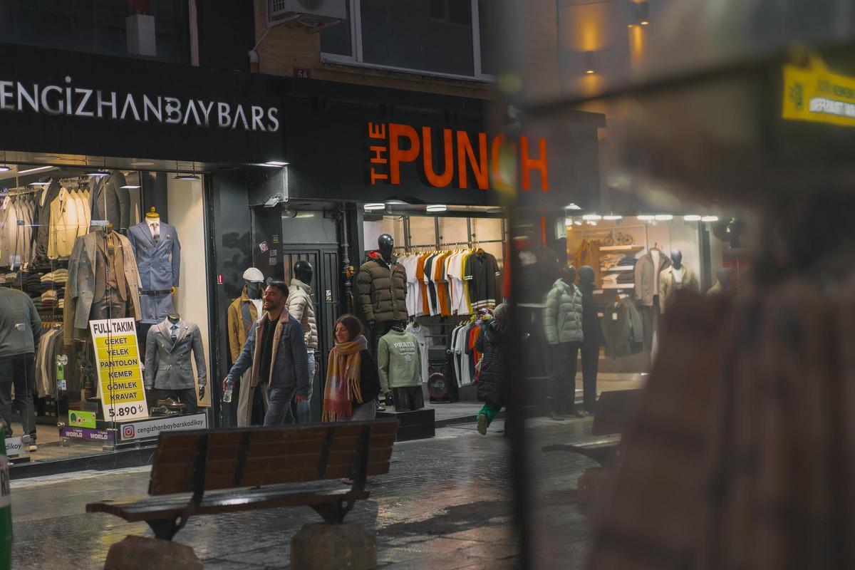 Una calle de Estambu con las tiendas abiertas durante la noche.