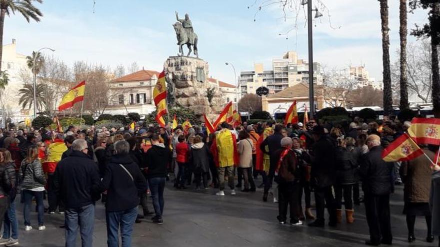 Die Spanienfahnen werden eifrig geschwungen.