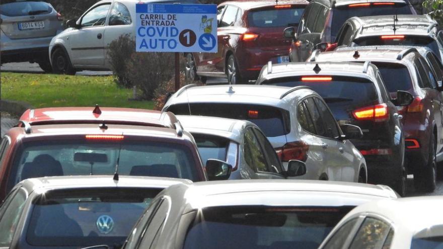 Colas en el COVID auto: la incidencia en Ourense es más del doble que en Vigo y quintuplica a Coruña
