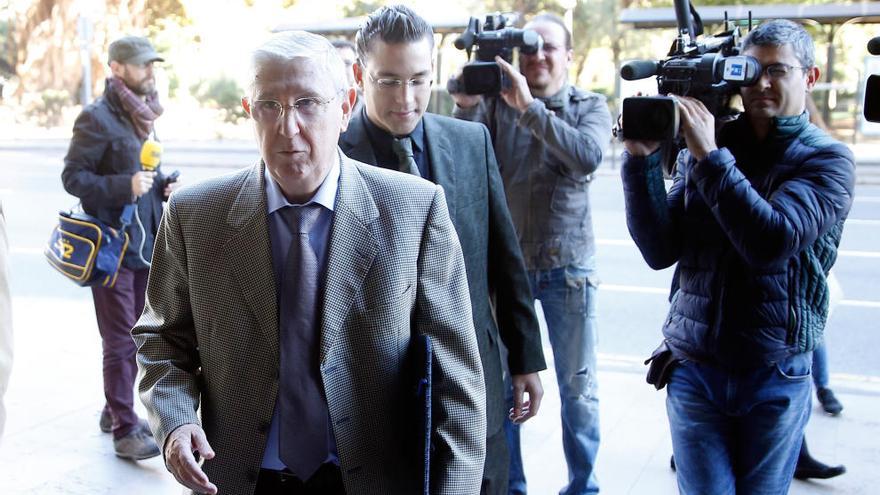 Vicente Sanz a su entrada a la sede del TSJ.