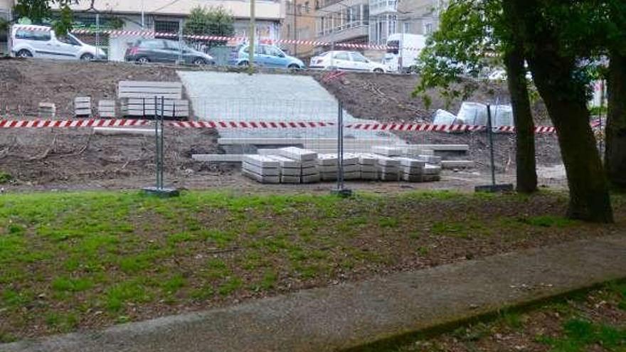 Una obra parada por otra reclamación  |  El Concello decidió hace un mes paralizar unas obras iniciadas para abrir un nuevo acceso al paseo de Os Gafos desde la calle María Victoria Moreno, ante el temor de ser objeto de una nueva denuncia por &quot;usurpación&quot; de una parcela. Un vecino alegó que parte de la zona de obras era de su propiedad. Desde entonces se investiga la verdadera titularidad.