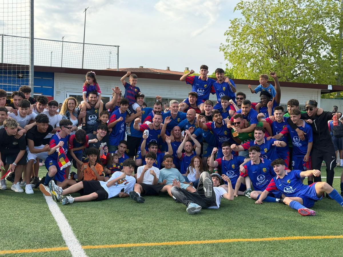 Jugadors i aficionats del Llagostera celebren l’ascens a Tercera Catalana dissabte passat contra el Palafolls B al Municipal