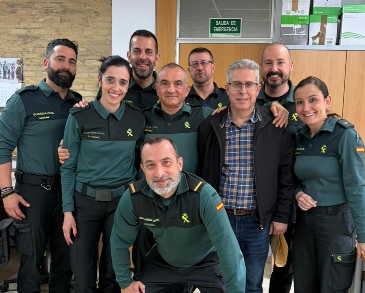 Jesús Ismael Moreno (centro, de paisano) y sus compañeros de uniforme en el cuartel de Patraix.