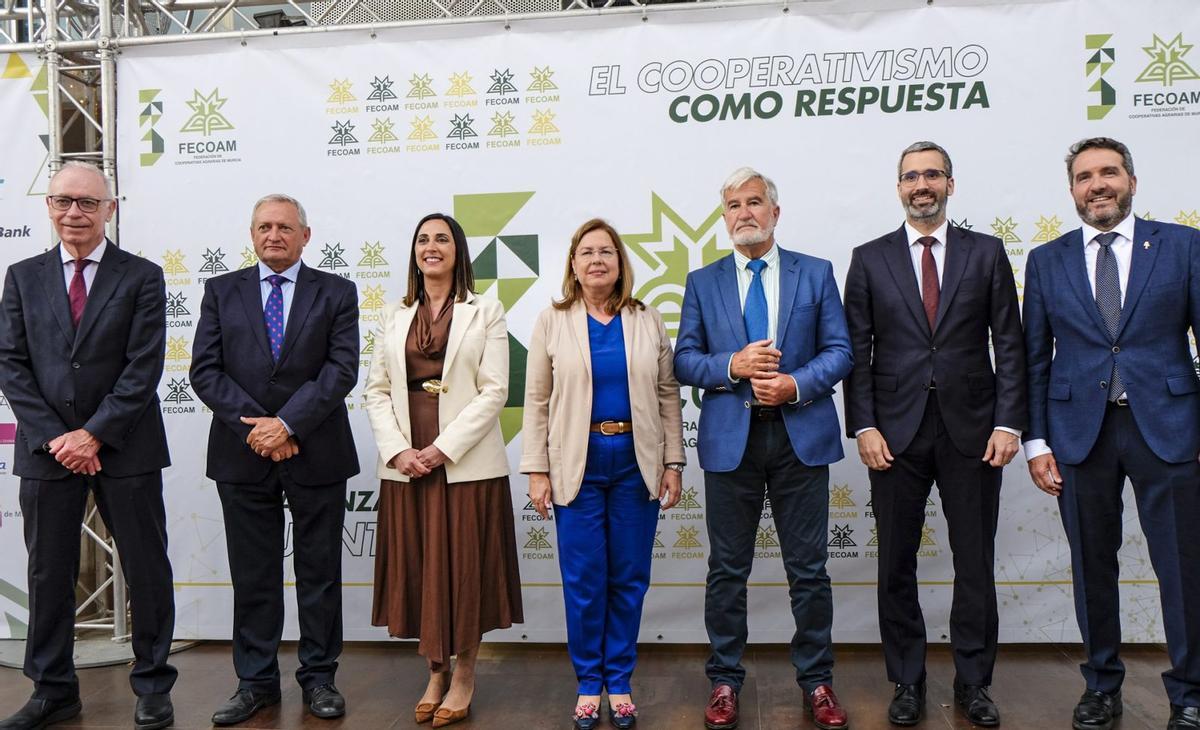 Santiago Martínez (centro) junto a autoridades y representantes institucionales.  | RUBÉN ARAGÓN