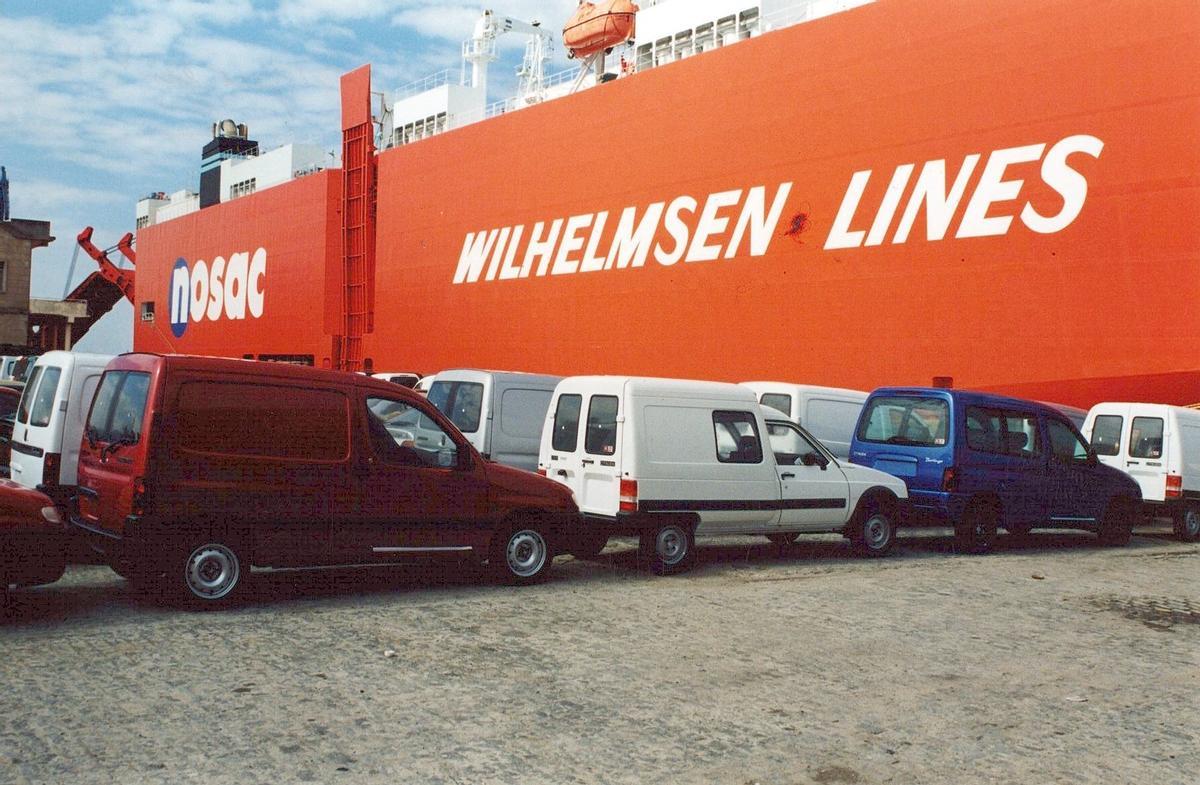 Las Berlingo y Partner compartiendo espacio con la eterna Citroën C15 en el muelle vigués