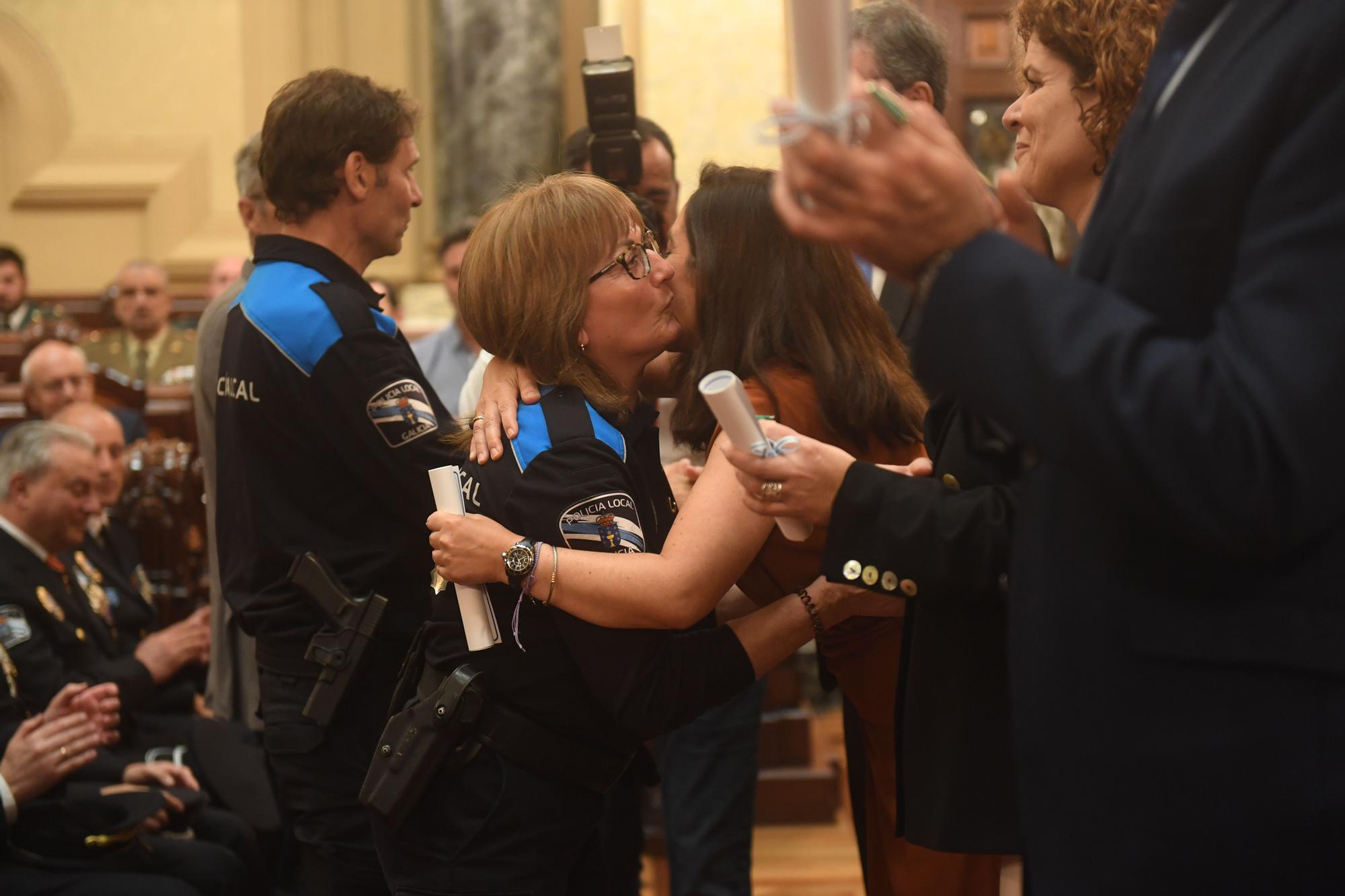 Homenaje a los policías locales de A Coruña que llevan 20 años en el cuerpo