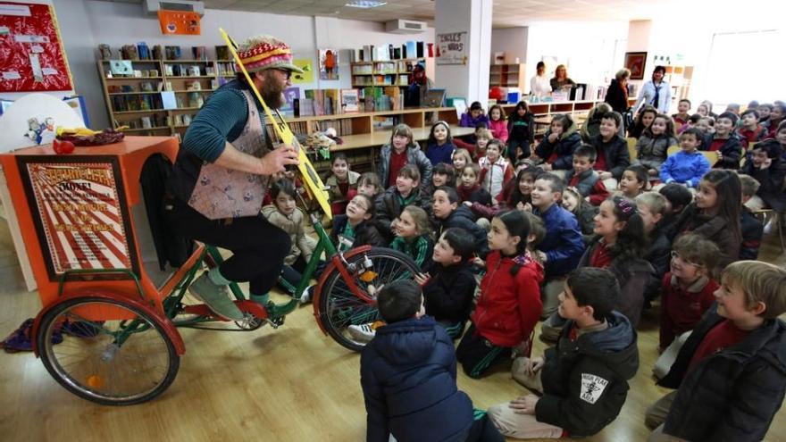 Anxo Moure esta mañana en la biblioteca de Lalín