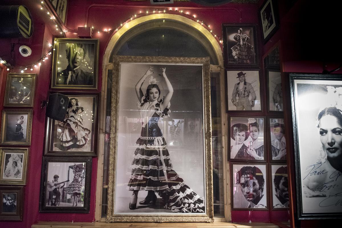 Una pared del bar bodega La Belter, con un retrato de una pareja artística desconocida (la segunda empezando por abajo, a la derecha de la imagen central) firmado por Foto Alfredo.