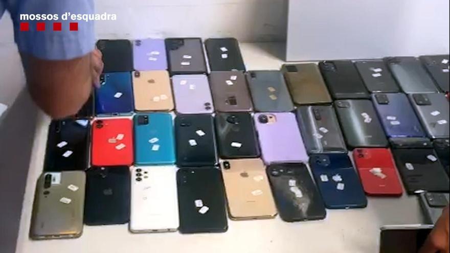 El centenar de mòbils robats localitzats en dos trasters de lloguer