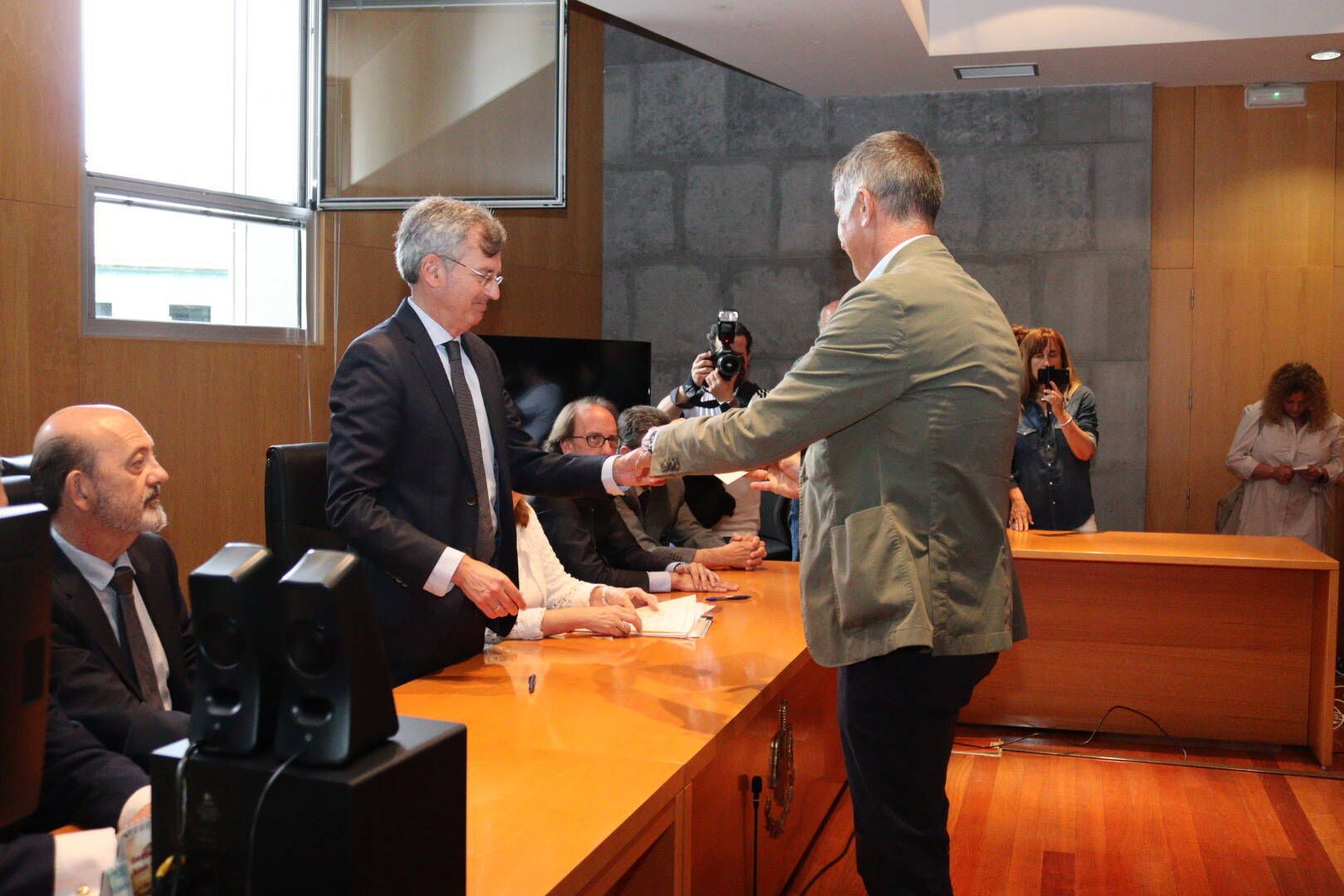 EN IMÁGENES: Así fue la recogida de las actas de los diputados asturianos ante la Junta Electoral Provincial