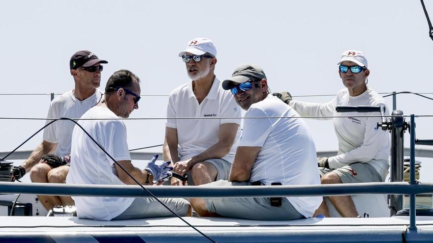 Felipe VI navega en 'Hispania' tras la crisis de Ceuta