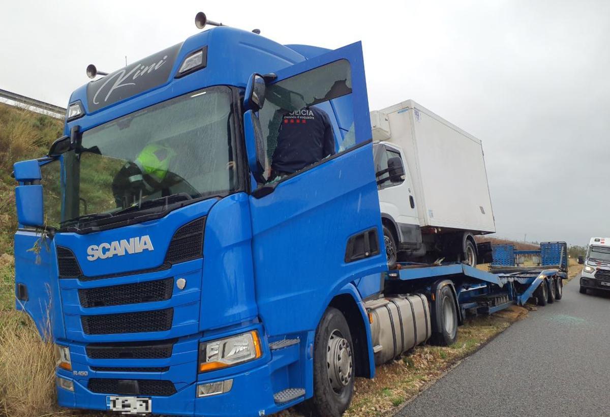 Un agent dels Mossos a l'interior del camió apartat al voral de l'N-340