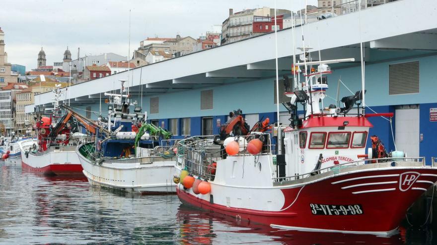 Flota cerquera amarrada, ayer, en el puerto de O Berbés. / MARTA G. BREA