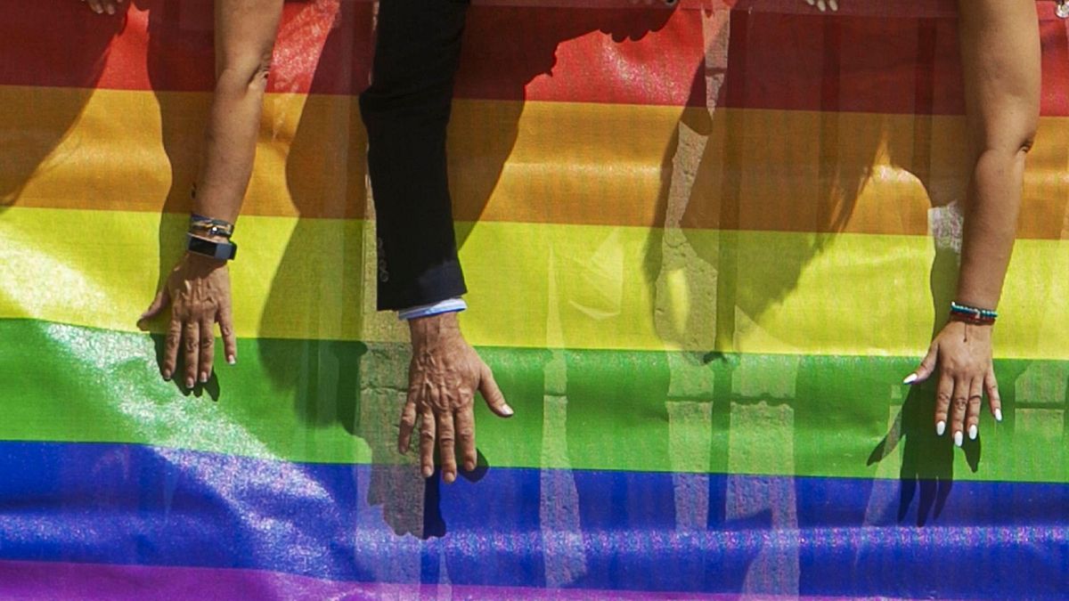 La bandera arcoíris es el símbolo más reconocido de la lucha LGTBI. La imagen está tomada en un Día del Orgullo en el balcón del Ayuntamiento de Alicante.