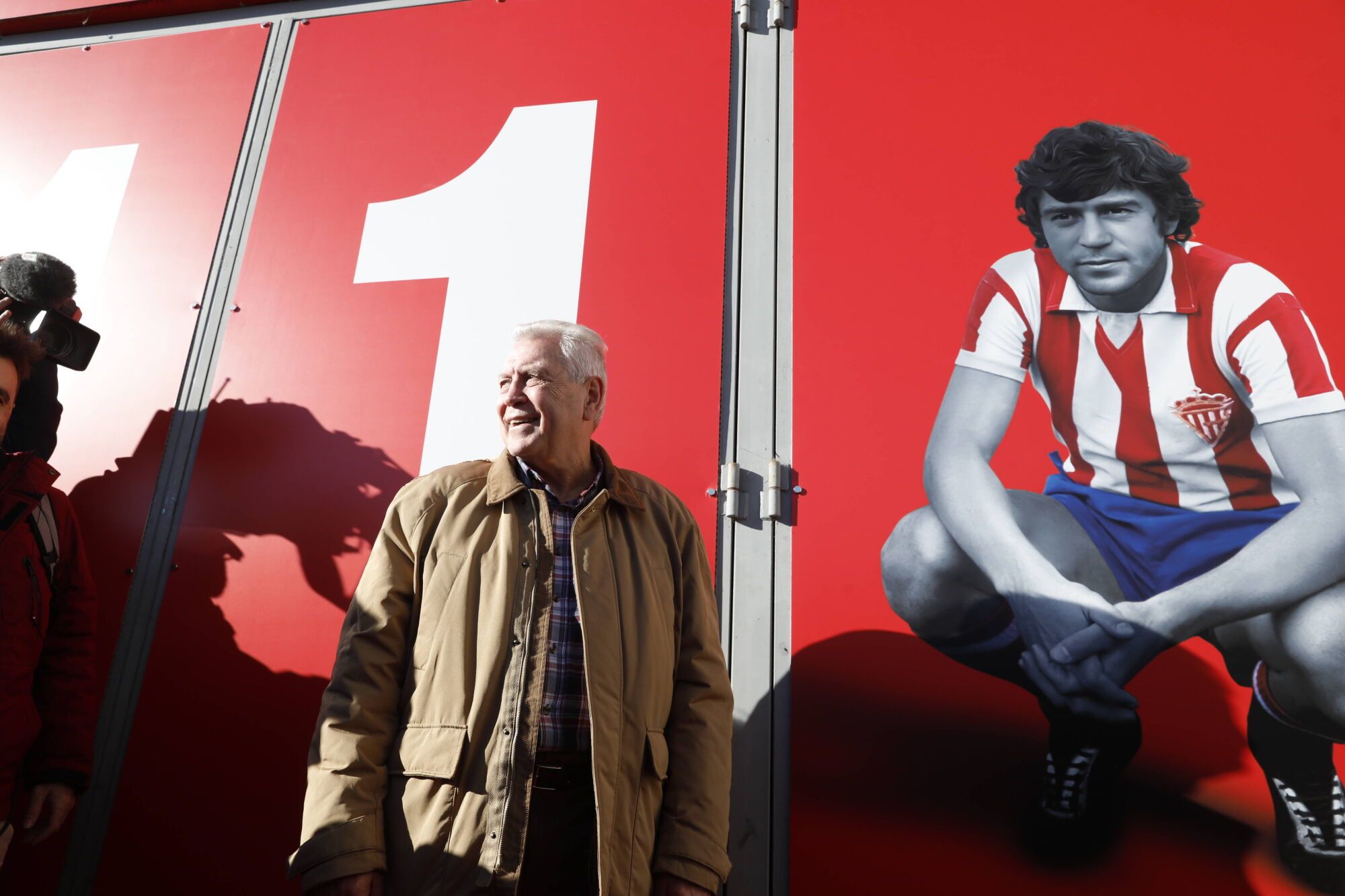 Enzo Ferrero descubre la puerta 11 de El Molinón