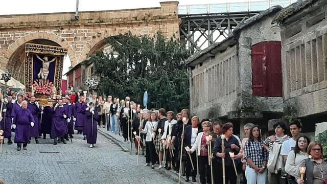 Devotos con cirios, en la procesión de ayer por las calles del casco antiguo de Redondela.   | // J. A. ORGE