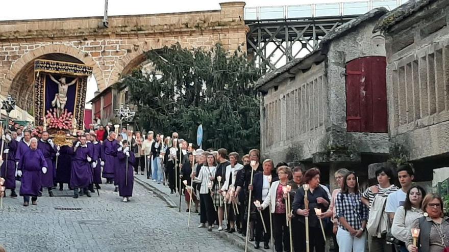 Devotos con cirios, en la procesión de ayer por las calles del casco antiguo de Redondela.   | // J. A. ORGE