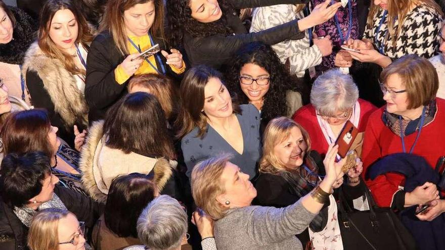 Invitadas al encuentro Digitalizadas se fotografían con la Reina Letizia, ayer, en Santiago. // Xoán Álvarez